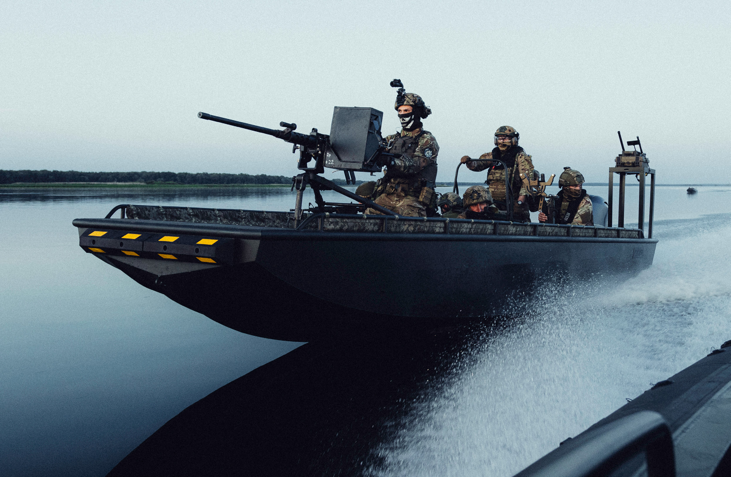 Professionele AQUASPIRIT werkboot met militaire bemanning op het water
