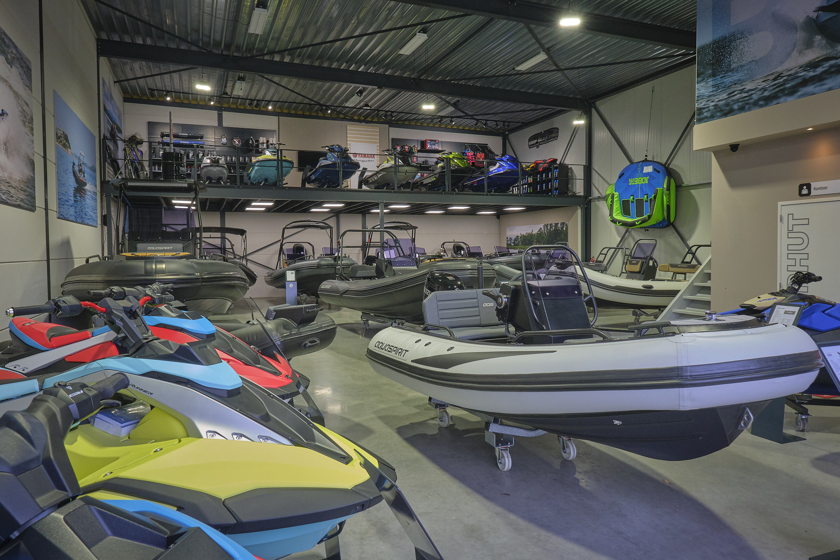 Showroom van BOWT Watersport met AQUASPIRIT-boten